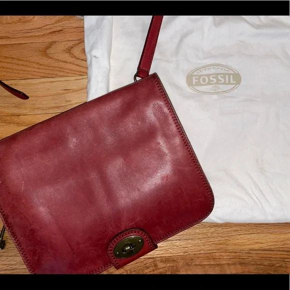 Vintage Fossil Red Leather Keyhole Crossbody Satchel - Picture 3 of 10
